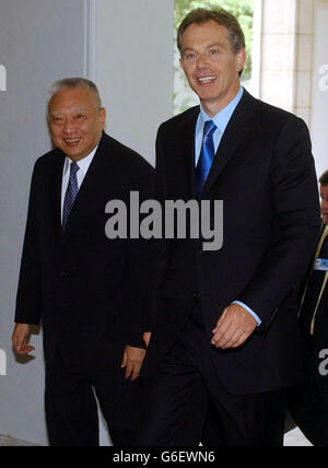 Premierminister Tony Blair mit Tung Chee-hwa , dem Chef der Sonderverwaltungsregion Hongkong in Hongkong. Blair flog von Hongkong nach Hause und untersagte einen Besuch in Fernost, um nicht von einem Taifun gestrandet zu werden. * auf Anraten des Kapitäns seines von British Airways gecharterten Boeing 777-Jets. Blair hat ein Programm von Veranstaltungen für heute und morgen abgesagt und ist stattdessen nach Heathrow aufgebrochen. Stockfoto