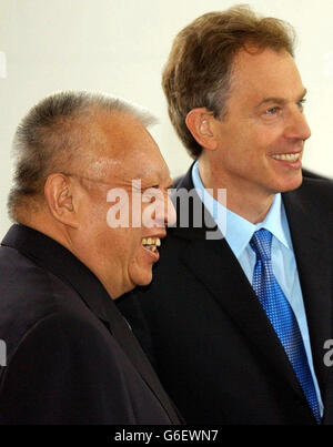 Premierminister Tony Blair mit Tung Chee-hwa , dem Chef der Sonderverwaltungsregion Hongkong in Hongkong. Blair flog von Hongkong nach Hause und untersagte einen Besuch in Fernost, um nicht von einem Taifun gestrandet zu werden. * auf Anraten des Kapitäns seines von British Airways gecharterten Boeing 777-Jets. Blair hat ein Programm von Veranstaltungen für heute und morgen abgesagt und ist stattdessen nach Heathrow aufgebrochen. Stockfoto