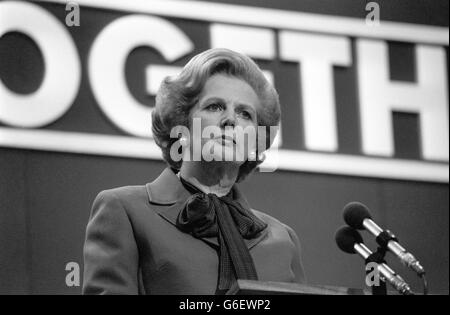 Die Premierministerin Margaret Thatcher hat ihre übliche Abschlussrede auf der Brighton Tory-Konferenz gehalten. Ihre Abschlussrede sagte, dass die gegenwärtige Wirtschaftspolitik der Regierung beibehalten werden wird. 03/05/2004 Premierministerin Margaret Thatcher bei der Konferenz von Brighton Tory. Die Hauspreise stiegen und die Einkommenssteuersätze stiegen während der Amtszeit von Margaret Thatcher, während der Preis für ein Pint um 200% stieg, wie die Zahlen am Montag, den 3. Mai 2004 zeigten. Als Frau Thatcher vor 25 Jahren diese Woche zum ersten Mal an die Macht kam, kostete die durchschnittliche Immobilie im Vereinigten Königreich gerade Stockfoto