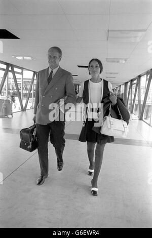 Fußball - Bobby Charlton und Ehefrau Norma - Flughafen Heathrow - London. Der englische und Manchester United-Fußballer Bobby Charlton und seine Frau Norma verlassen den Flughafen Heathrow für einen Urlaub in Australien. Stockfoto