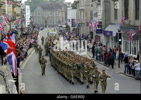 Soldaten von 1 Yorks, dem Yorkshire Regiment, während einer Freiheitsparade durch Warminster, Wiltshire. Stockfoto