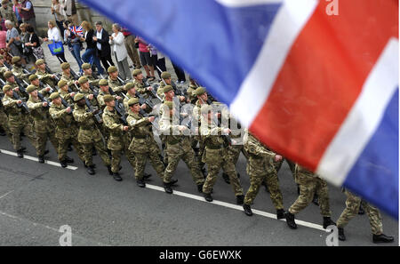 Soldaten von 1 Yorks, dem Yorkshire Regiment, während einer Freiheitsparade durch Warminster, Wiltshire. Stockfoto