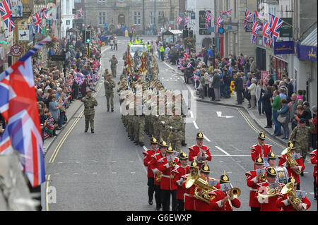 Soldaten von 1 Yorks, dem Yorkshire Regiment, während einer Freiheitsparade durch Warminster, Wiltshire. Stockfoto