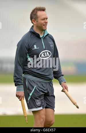 Cricket - LV=County Championship - Division One - Tag 1 - Surrey V Yorkshire - The Kia Oval. Bowlingtrainer Stuart Barnes von Surrey Stockfoto