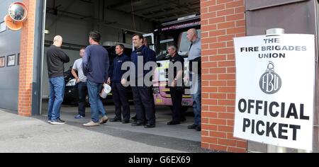 Feuerwehrleute der Kensington Community Fire Station treten gegen 12 Uhr mittags aus Protest gegen Renten in den Streik. Stockfoto