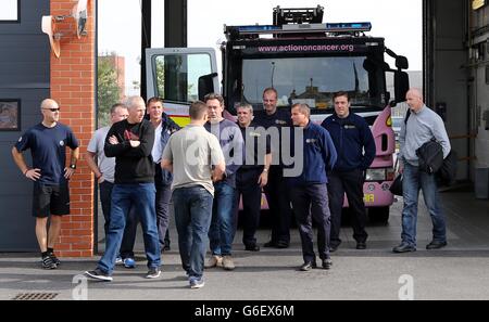 Feuerwehrleute der Kensington Community Fire Station treten gegen 12 Uhr mittags aus Protest gegen Renten in den Streik. Stockfoto