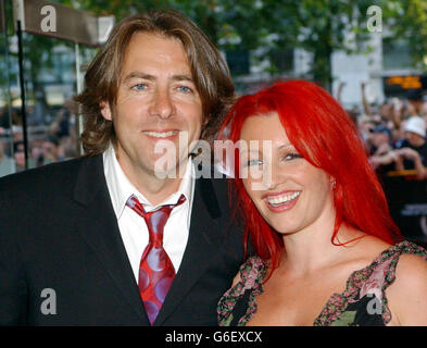 Moderator Jonathan Ross und seine Frau Jane Goldman am Odeon Leicester Square, für die britische Premiere von Terminator 3: Rise of the Machines. Stockfoto