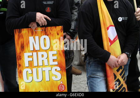 Feuerwehrleute und Feuerwehrleute aus West Yorkshire versammeln sich auf dem Milennium Square in Leeds, als Feuerwehrleute in England und Wales heute in einem bitteren Streit über Renten streiken, mit der Androhung weiterer Maßnahmen, wenn der Streit nicht beigelegt wird. Stockfoto