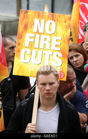 Feuerwehrleute und Feuerwehrleute aus West Yorkshire versammeln sich auf dem Milennium Square in Leeds, als Feuerwehrleute in England und Wales heute in einem bitteren Streit über Renten streiken, mit der Androhung weiterer Maßnahmen, wenn der Streit nicht beigelegt wird. Stockfoto