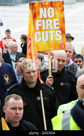 Feuerwehrleute und Feuerwehrleute aus West Yorkshire versammeln sich auf dem Milennium Square in Leeds, als Feuerwehrleute in England und Wales heute in einem bitteren Streit über Renten streiken, mit der Androhung weiterer Maßnahmen, wenn der Streit nicht beigelegt wird. Stockfoto
