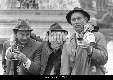 (l-r) Peter Sallis, Bill Owen und Michael Bates feiern die Rückkehr ihrer BBC-Comedy-Serie Last of the Summer Wine. Stockfoto