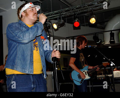 Mitglieder des dänischen Duos Junior Senior treten auf der Bühne des HMV in der Londoner Oxford Street auf, um die Veröffentlichung ihrer neuen Single Rhythm Bandits zu fördern. Stockfoto