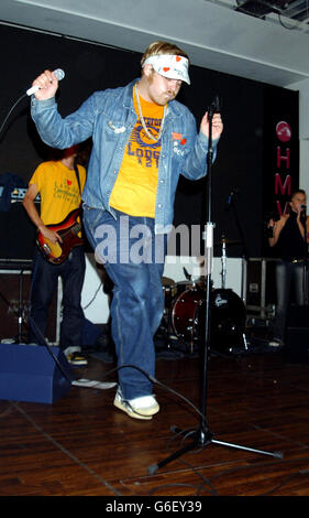 Ein Mitglied des dänischen Duos Junior Senior, das auf der Bühne des HMV in der Londoner Oxford Street auftrat, um die Veröffentlichung ihrer neuen Single Rhythm Bandits zu promoten. Stockfoto