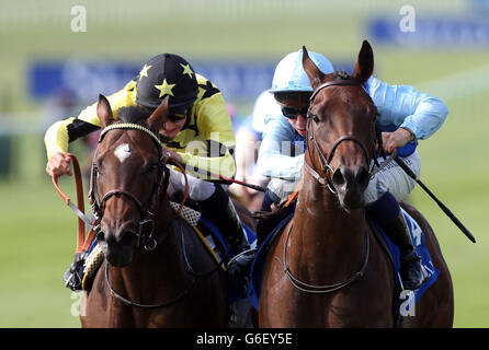 Miss France unter Mickael Barzalona (rechts) schlägt Lightning Thunder unter Harry Bentley, um am zweiten Tag des Cambridgeshire Meetings 2013 auf der Newmarket Racecourse in Newmarket die Aqlaam Oh so Sharp Stakes zu gewinnen. Stockfoto