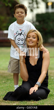 Die Fernsehmoderatorin Cat Deeley und Louis Burrows, 9, aus London, posieren während einer Fotoansage für Fotografen, um Deelys neue Rolle als erster Patron des Great Ormond Street Hospital im Londoner Krankenhaus bekannt zu geben. * der Langzeit-Patient Louis hat eine sehr seltene Anto-Immun-Krankheit namens APS1 und Cogan-Syndrom. Stockfoto