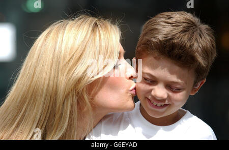 Die Fernsehmoderatorin Cat Deeley und Louis Burrows, 9, aus London, posieren während einer Fotoansage für Fotografen, um Deelys neue Rolle als erster Patron des Great Ormond Street Hospital im Londoner Krankenhaus bekannt zu geben. * der Langzeit-Patient Louis hat eine sehr seltene Anto-Immun-Krankheit namens APS1 und Cogan-Syndrom. Stockfoto