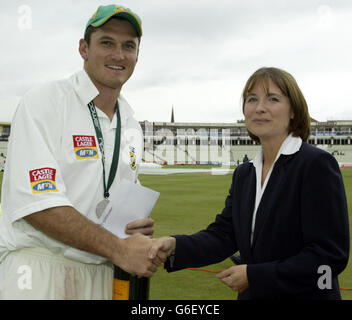 Südafrika Kapitän Graeme Smith, Gewinner des npower man of the Match Awards während des npower 1. Tests zwischen England und Südafrika in Edgbaston, Birmingham Stockfoto