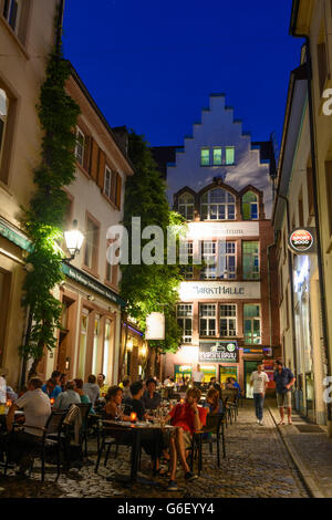 Altstadt mit Markthalle und open-air-Restaurant, Freiburg Im Breisgau, Deutschland, Baden-Württemberg, Schwarzwald, Schwarzwald Stockfoto