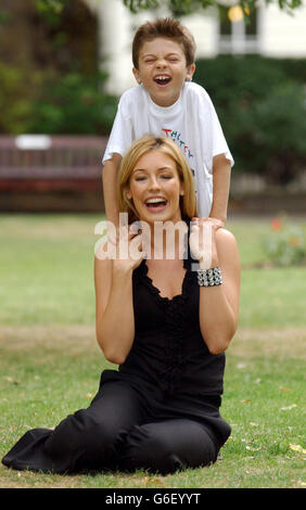 TV-Moderatorin Cat Deeley und Louis Burrows, 9, aus London posieren für Fotografen während eines Fotoalles, um Deelys neue Rolle als erster Patron des Great Ormond Street Hospital im Londoner Krankenhaus bekannt zu geben. Der Langzeit-Patient Louis hat eine sehr seltene Anto-Immun-Krankheit namens APS1 und Cogan-Syndrom. Stockfoto