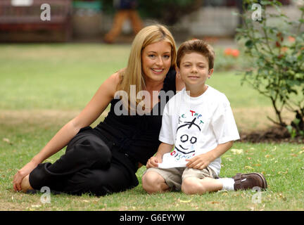 TV-Moderatorin Cat Deeley und Louis Burrows, 9, aus London posieren für Fotografen während eines Fotoalles, um Deelys neue Rolle als erster Patron des Great Ormond Street Hospital im Londoner Krankenhaus bekannt zu geben. Der Langzeit-Patient Louis hat eine sehr seltene Anto-Immun-Krankheit namens APS1 und Cogan-Syndrom. Stockfoto