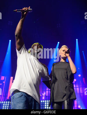 Dizzee Rascal tritt mit Jessie J im Rahmen des iTunes Festivals im Roundhouse in Camden im Norden Londons auf. Stockfoto