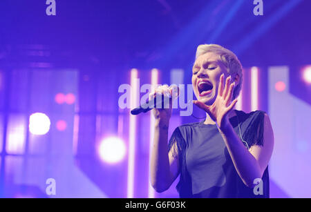 Jessie J tritt mit Dizzee Rascal (nicht abgebildet) im Rahmen des iTunes Festivals im Roundhouse in Camden, im Norden Londons, auf. Stockfoto