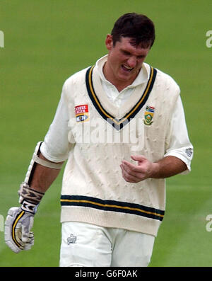 Der südafrikanische Kapitän Graeme Smith verletzt seine Hand, während des 2. Tests gegen Südafrika am Lords Cricket Ground. Stockfoto