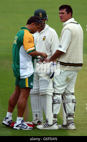 Der südafrikanische Kapitän Graeme Smith wird während des 2. Npower Tests gegen Südafrika am Lords Cricket Ground mit einer verletzten Hand behandelt. Stockfoto