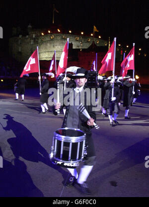 Das Top Secret Drum Corps aus der Schweiz produziert während der Edinburgh Military Tatoo Preview Night im Edinburgh Castle, Edinburgh, eine elektrische Ausstellung mit dynamischem Schlagzeugspiel. Stockfoto