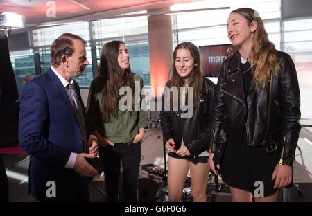 Andrew Marr mit der Rockband Haim, die vor Beginn der Jahreskonferenz der Konservativen Partei im BBC-Programm für aktuelle Angelegenheiten, der Andrew Marr Show in Manchester, auftrat. Stockfoto