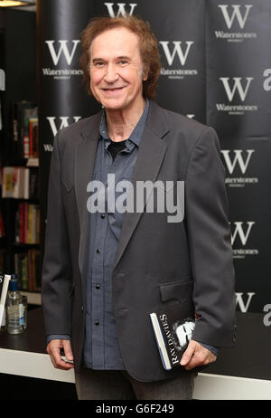 Der ehemalige Kinks-Frontmann Ray Davies beim Start seiner Autobiographie Americana: The Kinks, The Road und The Perfect Riff, bei Waterstones in Piccadilly, London. Stockfoto