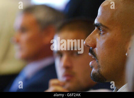 Der neue Unterzeichner des Chelsea Football Club Juan Sebastian Veron, der von Manchester United für 15 Millionen gekauft wurde, bei einer Pressekonferenz in Stamford Bridge, Chelsea, West London, Donnerstag, 7. August 2003. Die Spieler werden sich den vier neuen Spielern anschließen, die der Club bereits gekauft hat (Damien Duff, Wayne Bridge, Glen Johnson und Geremi), seit der russische Milliardär Roman Abramovich im letzten Monat Chelsea FC gekauft hat. Stockfoto