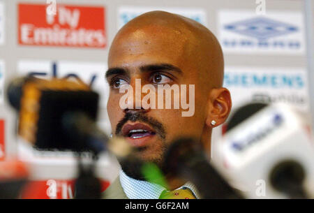 Der neue Unterzeichner des Chelsea Football Club Juan Sebastian Veron, der von Manchester United für 15 Millionen gekauft wurde, bei einer Pressekonferenz in Stamford Bridge, Chelsea, West London, Donnerstag, 7. August 2003. Die Spieler werden sich den vier neuen Spielern anschließen, die der Club bereits gekauft hat (Damien Duff, Wayne Bridge, Glen Johnson und Geremi), seit der russische Milliardär Roman Abramovich im letzten Monat Chelsea FC gekauft hat. Stockfoto