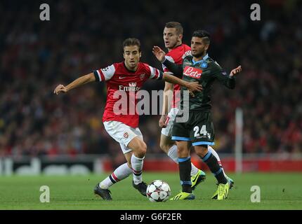 Fußball - UEFA Champions League - Gruppe F - Arsenal gegen Neapel - Emirates Stadium. Arsenals Mathieu Flamini (links) und Napolis Lorenzo Insigne (rechts) kämpfen um den Ball Stockfoto