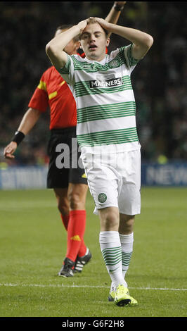 Fußball - UEFA Champions League - Gruppe H - Celtic gegen Barcelona - Celtic Park. James Forrest von Celtic reagiert, nachdem er während des UEFA Champions League-Spiels im Celtic Park, Glasgow, das Netz nicht gefunden hat. Stockfoto