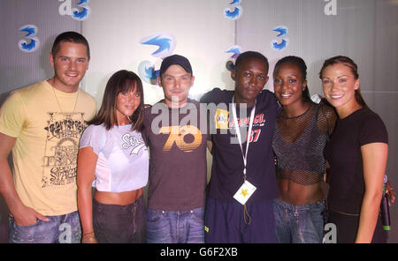 Gabriel Davies, 20, London (4. Von links) posiert mit der Popgruppe Liberty X (von links) Tony Lundon, Michelle Heaton, Kevin Simm, Kelli Young und Jessica Taylor während einer Fotoaufnahme bei Cargo in East London, nachdem er einen Wettbewerb gewonnen hatte, um Liberty X's neuestes Musikvideo 'Jumpin' zu zeigen. Im vergangenen Monat 3 haben das neue mobile Videonetzwerk und Liberty X eine landesweite Sternensuche gestartet, und nach Tausenden von Anwendungen werden 10 glückliche Gewinner in ihrem neuen Video hervorgehen. Stockfoto