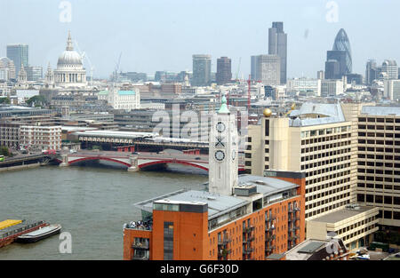 Ein allgemeiner Blick auf die City of London, Blackfriars Bridge und die Themse 09/02/04: Londons globaler Anteil an ausländischen Besuchern wird voraussichtlich zum ersten Mal seit fast 10 Jahren einen Anstieg zeigen, sagte Tourismusorganisation Visit London Montag, 9. Februar 2004. Der Anteil der Stadt an den internationalen Ankünften der Welt wird nach vorläufigen Schätzungen der Welttourismusorganisation von 1.65% im Jahr 2002 auf 1.72% im Jahr 2003 steigen. 23/05/04: London ist das Top-Kurzreise-City-Ziel für deutsche und britische Reisende, nach Hotelreservierungs-Website PlacesToStay.com. Während Stockfoto