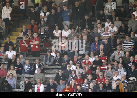 Fußball - Skybet Championship - Burnley / Charlton Athletic - Turf Moor. Charlton Athletic Fans auf den Tribünen Stockfoto