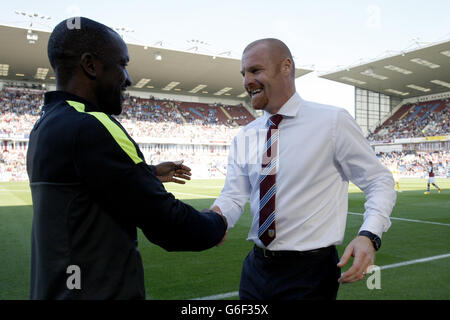 Fußball - Skybet Championship - Burnley / Charlton Athletic - Turf Moor. Burnley-Manager Sean Dyche (rechts) und Charlton Athletic-Manager Chris Powell (links) geben sich vor dem Spiel die Hände Stockfoto