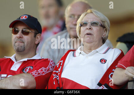 Fußball - Skybet Championship - Burnley / Charlton Athletic - Turf Moor. Charlton Athletic Fans auf den Tribünen Stockfoto