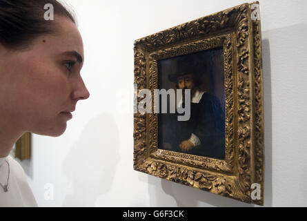 Ein Galerist posiert mit Rembrandts 'Portrait of Dr. Ephraim Bueno' Öl auf der Tafel, zu sehen in The Raw Truth: Auerbach Rembrandt im Ordovas in London. Stockfoto