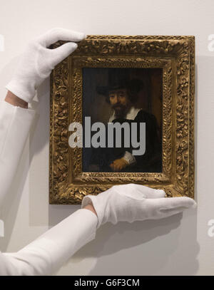 Ein Galerist posiert mit Rembrandts 'Portrait of Dr. Ephraim Bueno' Öl auf der Tafel, zu sehen in The Raw Truth: Auerbach Rembrandt im Ordovas in London. Stockfoto