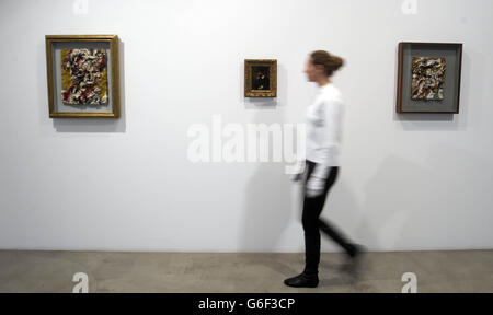 Ein Galerist posiert mit Rembrandt's 'Portrait of Dr. Ephraim Bueno' Öl auf Tafel, Mitte zu sehen zwischen Frank Auerbachs 'Head of E.O.W' (links) und Frank Auerbachs 'Head of E.O.W. II' (rechts) in The Raw Truth: Auerbach Rembrandt bei Ordovas in London. Stockfoto