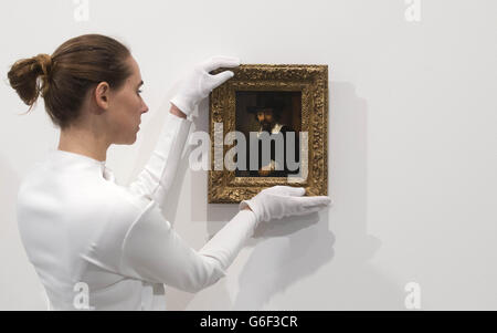 Ein Galerist posiert mit Rembrandts 'Portrait of Dr. Ephraim Bueno' Öl auf der Tafel, zu sehen in The Raw Truth: Auerbach Rembrandt im Ordovas in London. Stockfoto