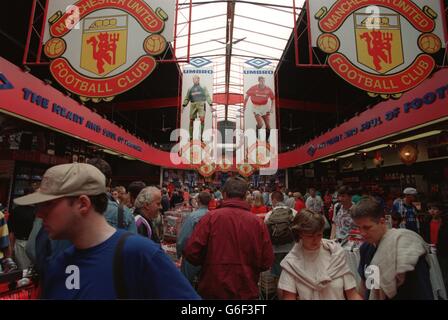 09-JUN-96, Deutschland gegen Tschechische Republik, tschechische und deutsche Fans im Old Trafford Megastore vor dem Spiel Stockfoto