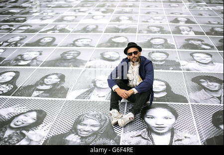 Der französische Künstler JR wurde mit seiner öffentlichen Kunstinstallation im Somerset House im Zentrum von london fotografiert - Teil des INSIDE OUT-Projekts, das die Gemeinschaft einlädt, Teil eines öffentlichen Kunstprojekts zu werden und das Porträt und die Identität jedes Teilnehmers in ein gemeinsames Kunstwerk zu verwandeln. Stockfoto