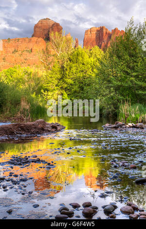 Cathedral Rock spiegelt sich im Oak Creek in Red Rock Kreuz-Crescent Moon Park in Sedona, Arizona Stockfoto