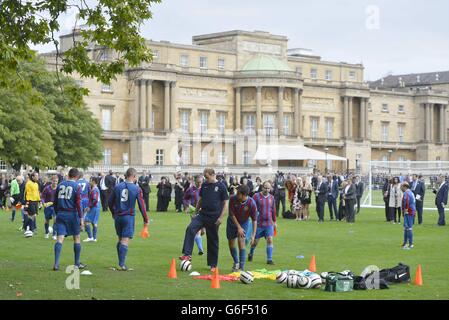 Der Duke of Cambridge trainiert mit Mitgliedern des Royal Household während der zweiten Hälfte eines Spiels zwischen dem Polytechnic FC und dem Civil Service FC, auf dem Gelände des Buckingham Palace's Garden, im Zentrum von London. Stockfoto