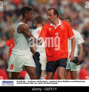 10-JUN-96, Schottland / Niederlande. Die Scotlands Gary McAllister und der Niederlande Patrick Kluivert nach dem Spiel Stockfoto