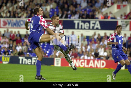 Michael Owen (Mitte) schießt Englands zweites Tor trotz der Aufmerksamkeit des Kroatiens Stjepan Tomas (links), während des Internationalen Freundschaftsspiels auf Portman Road Ipswich. Stockfoto